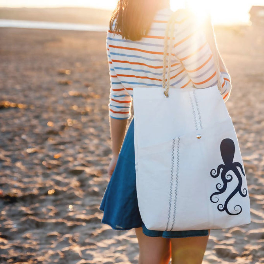 These beautiful bags are handcrafted using recycled sails and canvas in Devon, UK. Browse the range now and use code SAILS20 for a huge 20% discount. 
Shop now - ow.ly/EWG350NwRpb
#recycledfabric #recycledmaterials #recycledfashion♻️