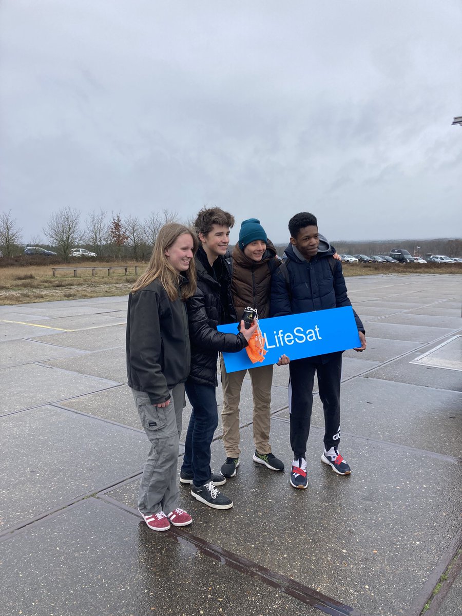 Blije gezichten op een regenachtige lanceerdag, want de eerste CanSats worden in de raket geladen! 🛰☂️ <a href="/daretudelft/">Delft Aerospace Rocket Engineering</a> <a href="/NLSpaceOffice/">NSO</a> <a href="/ESA_nl/">ESA Nederland</a> <a href="/Defensie/">Ministerie van Defensie</a> #CanSat