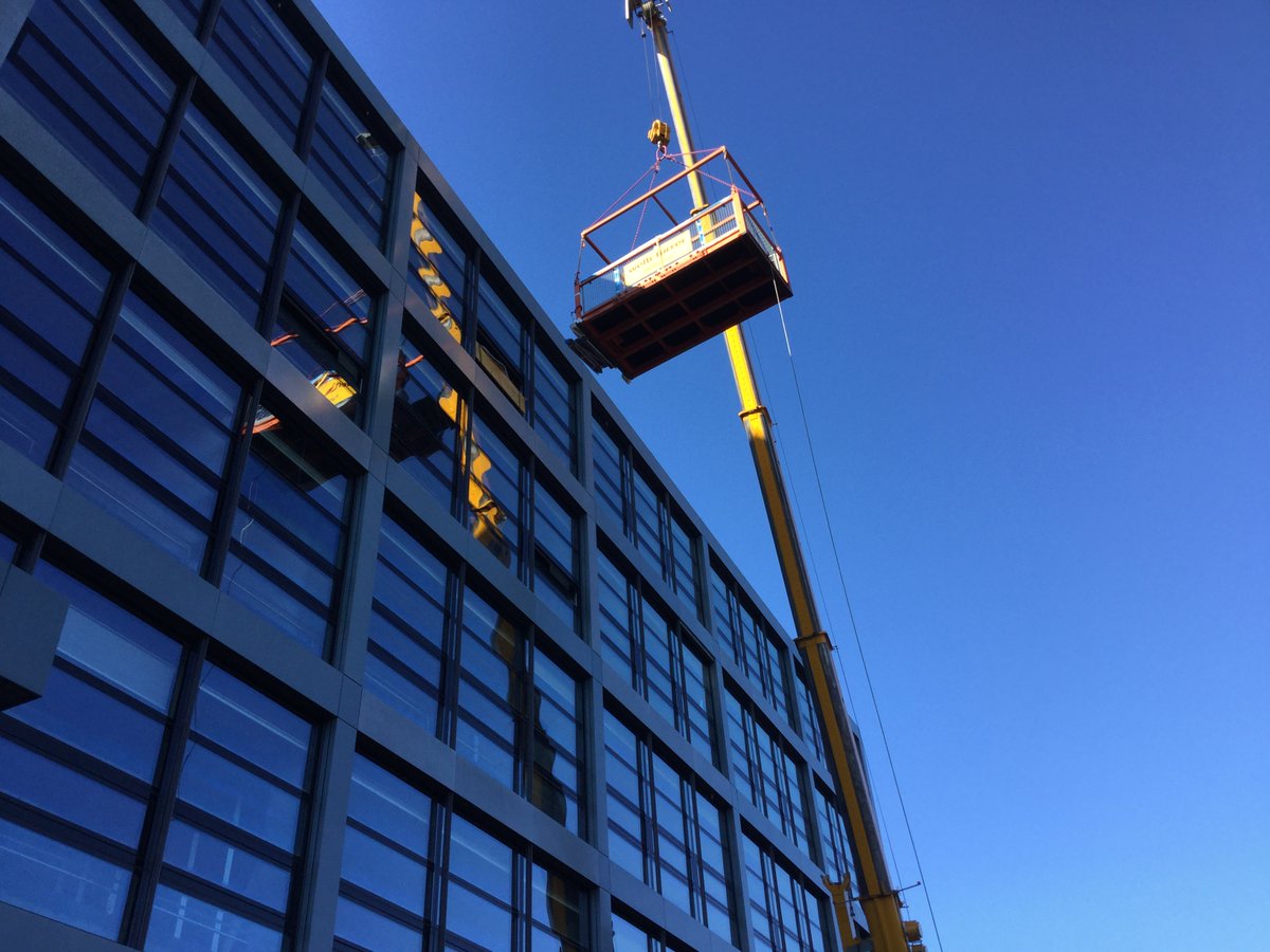 KellerSwiss's tweet photo. Transporting glass walls is a challenge. Especially when they have to go to the top floor! Close coordination and a lot of skill make it possible. #kellermoves https://t.co/BzN5Uuk3RK