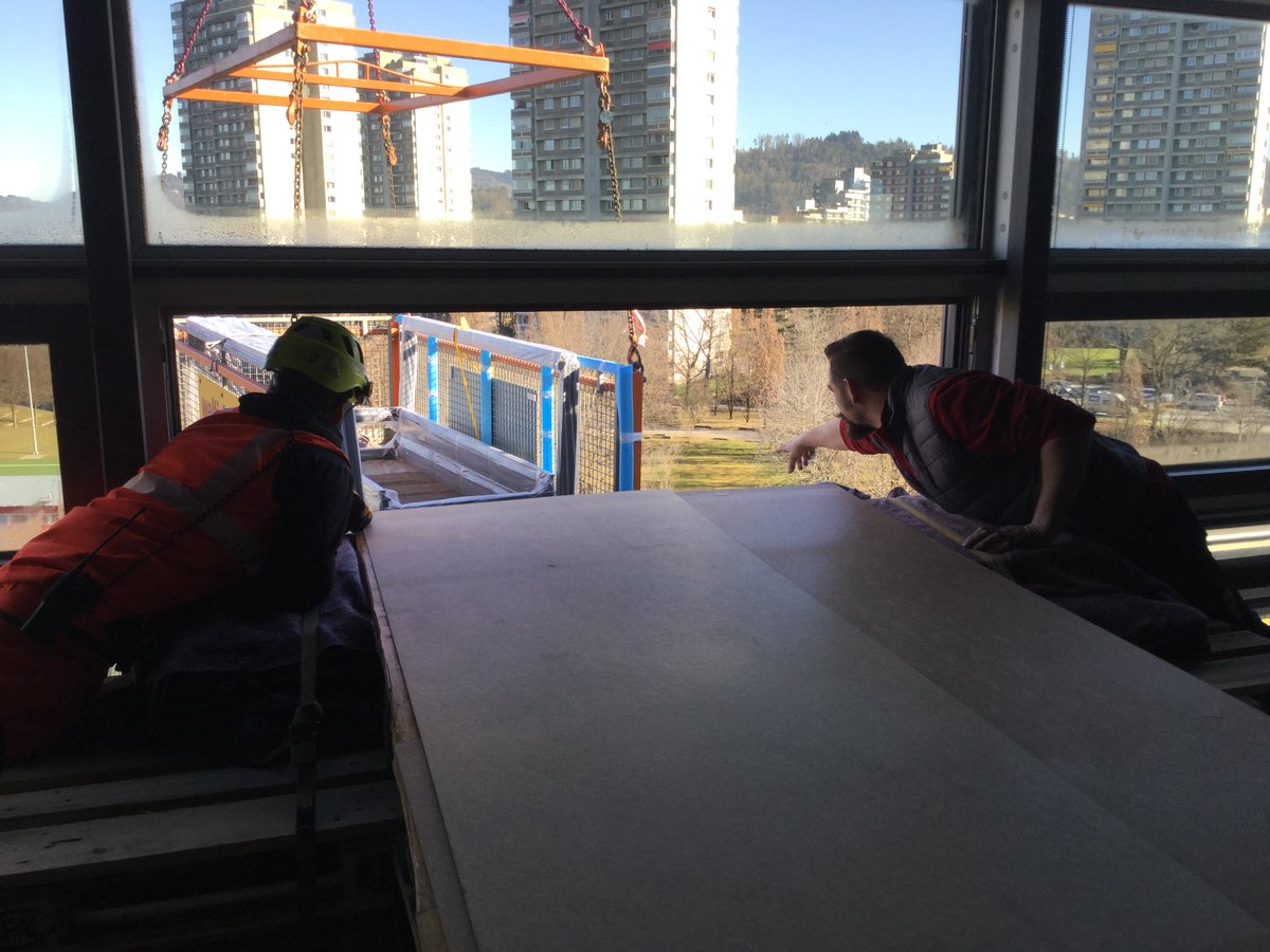 KellerSwiss's tweet photo. Transporting glass walls is a challenge. Especially when they have to go to the top floor! Close coordination and a lot of skill make it possible. #kellermoves https://t.co/BzN5Uuk3RK