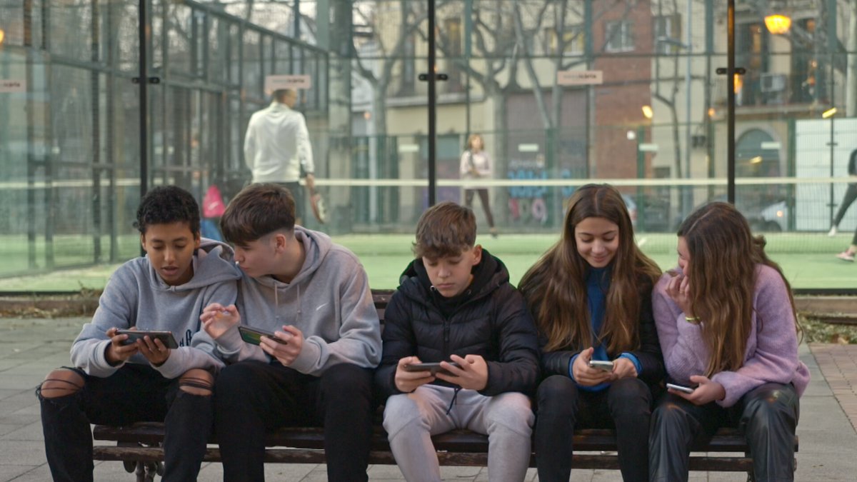 🗨️"Entre els zero i els 18 anys, passen l'equivalent a més de 30 anys escolars davant les pantalles recreatives. És colossal. No hi ha cap excepció, si compares les estadístiques a França, Espanya, Alemanya i els Estats Units" #LaGranDistraccióTV3

🔗tv3.video/30mPantalles