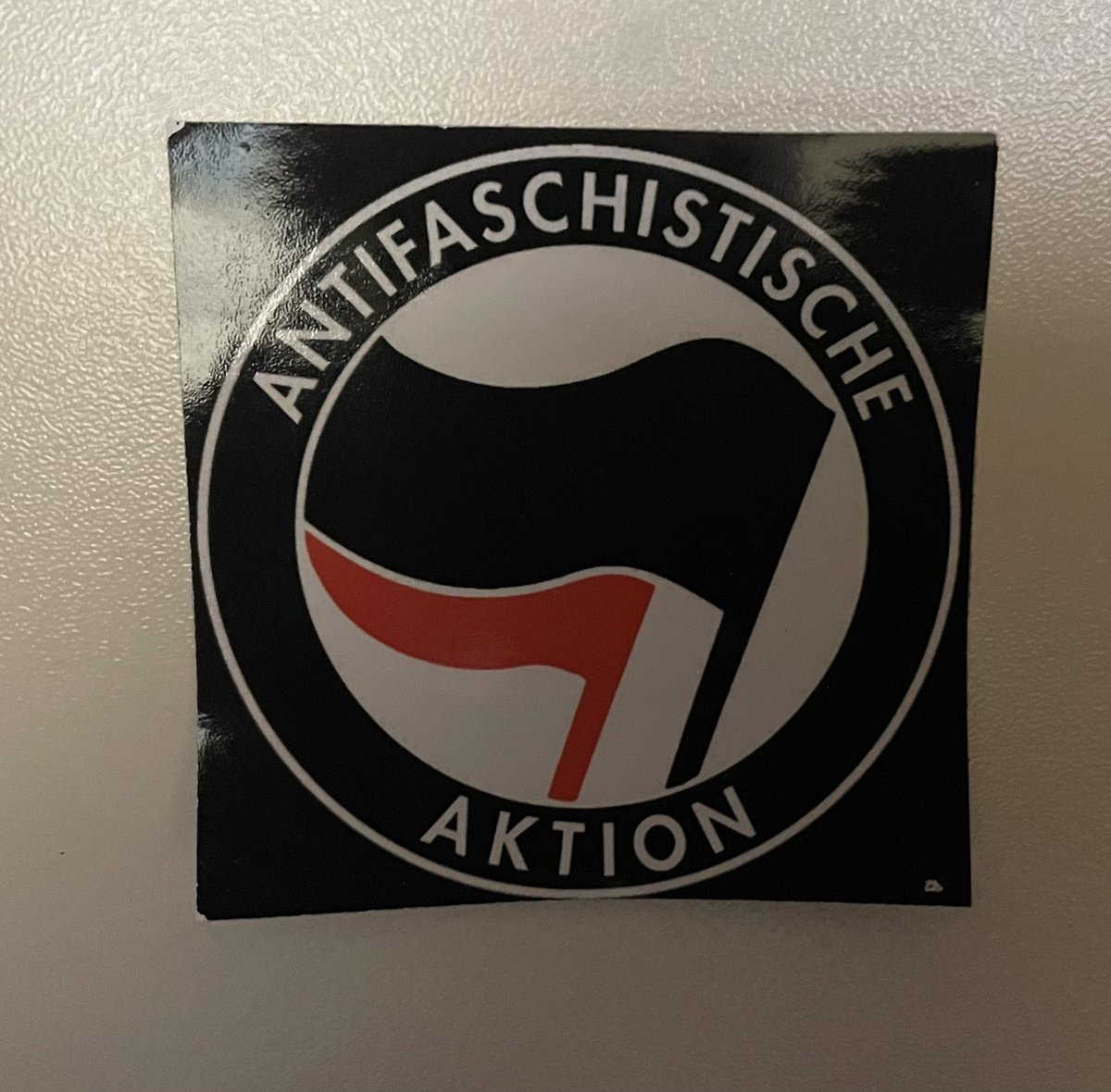 Jeder Demokrat ist Antifaschist. Diese Symbol jedoch steht nicht für Demokratie &amp; Rechtsstaat. Dieses Symbol steht für Radikalität, Extremismus &amp; die Ablehnung rechtsstaatlicher Strukturen. Dieses Symbol hat keinerlei demokratische Legitimation verdient.