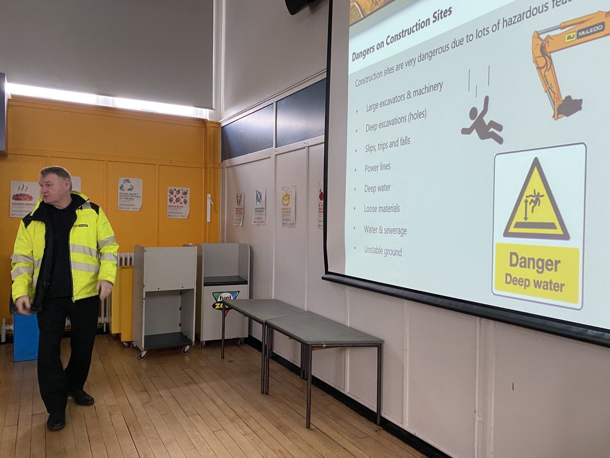 HillingtonPS's tweet photo. We all enjoyed hearing from Christina and Raymond from RJMcLeod about all the jobs people do on a construction site and keeping ourselves safe during the important flood protection works in our local area in Queensland Drive. Thankyou for the gifts too! #dyw #safety #rjmcleod https://t.co/kHGOzvTEv3