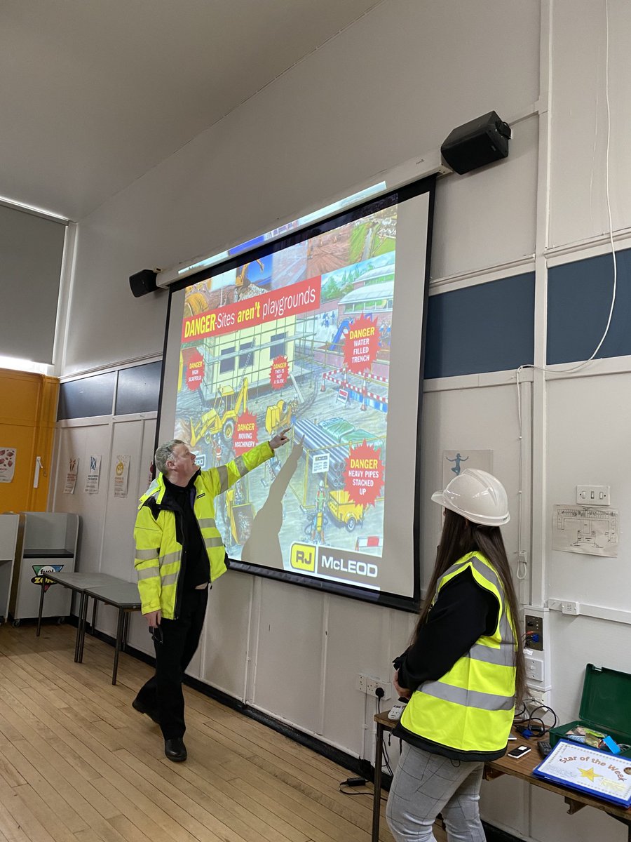 HillingtonPS's tweet photo. We all enjoyed hearing from Christina and Raymond from RJMcLeod about all the jobs people do on a construction site and keeping ourselves safe during the important flood protection works in our local area in Queensland Drive. Thankyou for the gifts too! #dyw #safety #rjmcleod https://t.co/kHGOzvTEv3