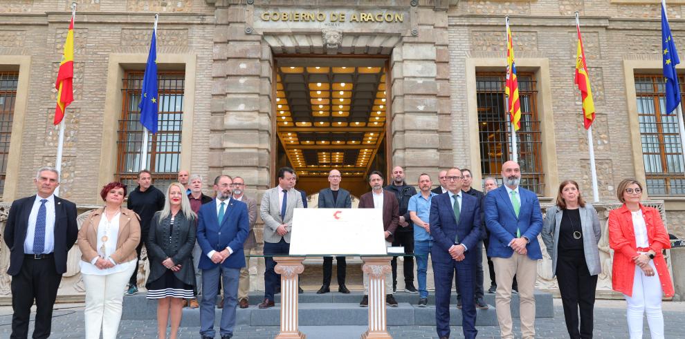 Suscrito el Pacto por la Cultura con el compromiso de incrementar el presupuesto público hasta el 2% en ocho años <a href="/GobAragon/">Gobierno de Aragón</a>.

A la firma acudió Óscar Martín, de <a href="/libreriasdezgz/">Librerías Zaragoza</a>, en nombre de Federación Aragonesa de Gremios de Librerías

libreriasdezaragoza.com/noticias/suscr…

📸 Luis Correas