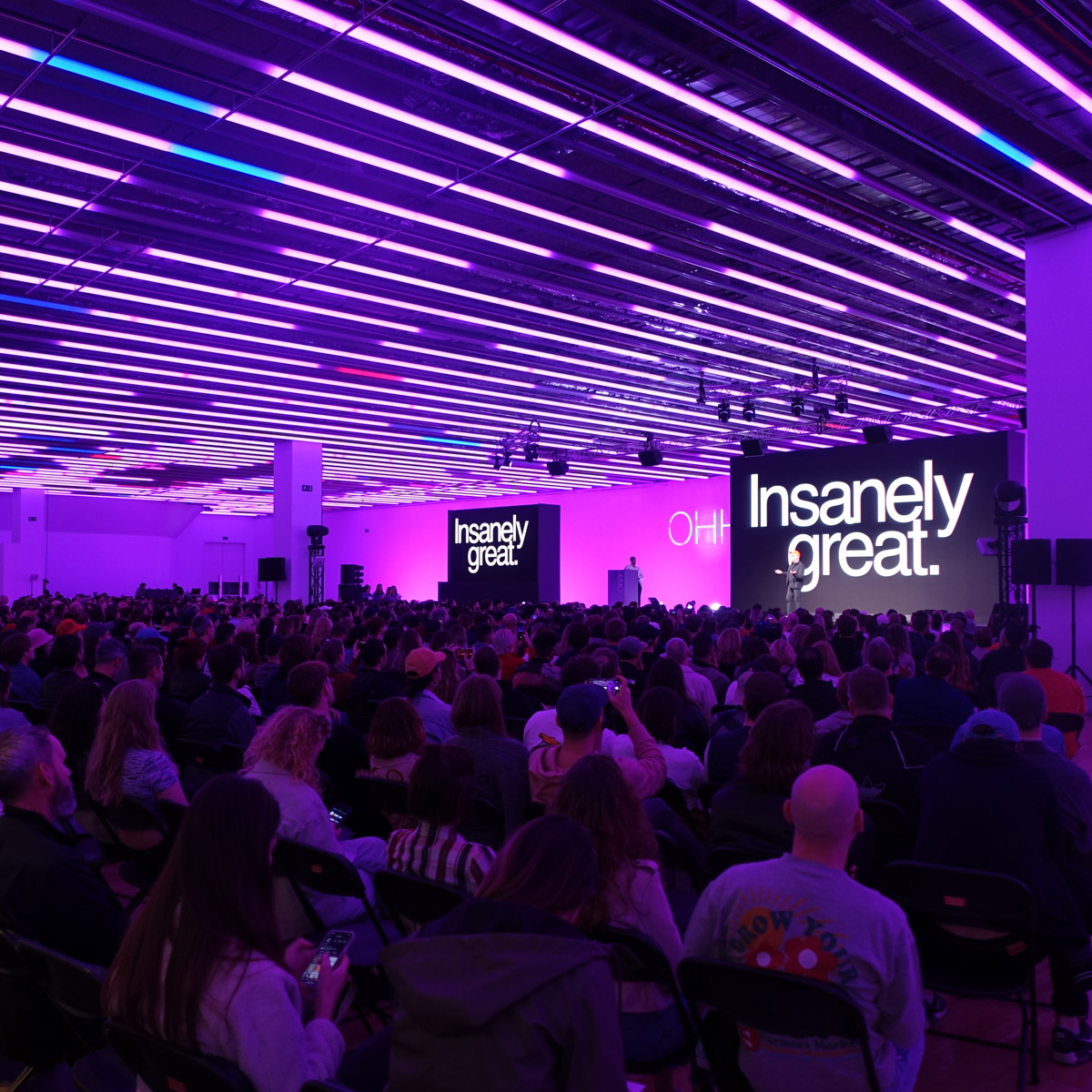 hmiproject's tweet photo. Wir sind zurück von einem aufregenden Wochenende beim @OFFFest  in #Barcelona, wo wir uns drei Tage lang inspirierende Vorträge von David Carson, @JoshuaDavis, @VasavaStudio  und eine Auszeit vom grauen fränkischen Märzwetter gegönnt haben
#offf2023 #teamevent #travel #hmiproject https://t.co/8UpgQXJFcA