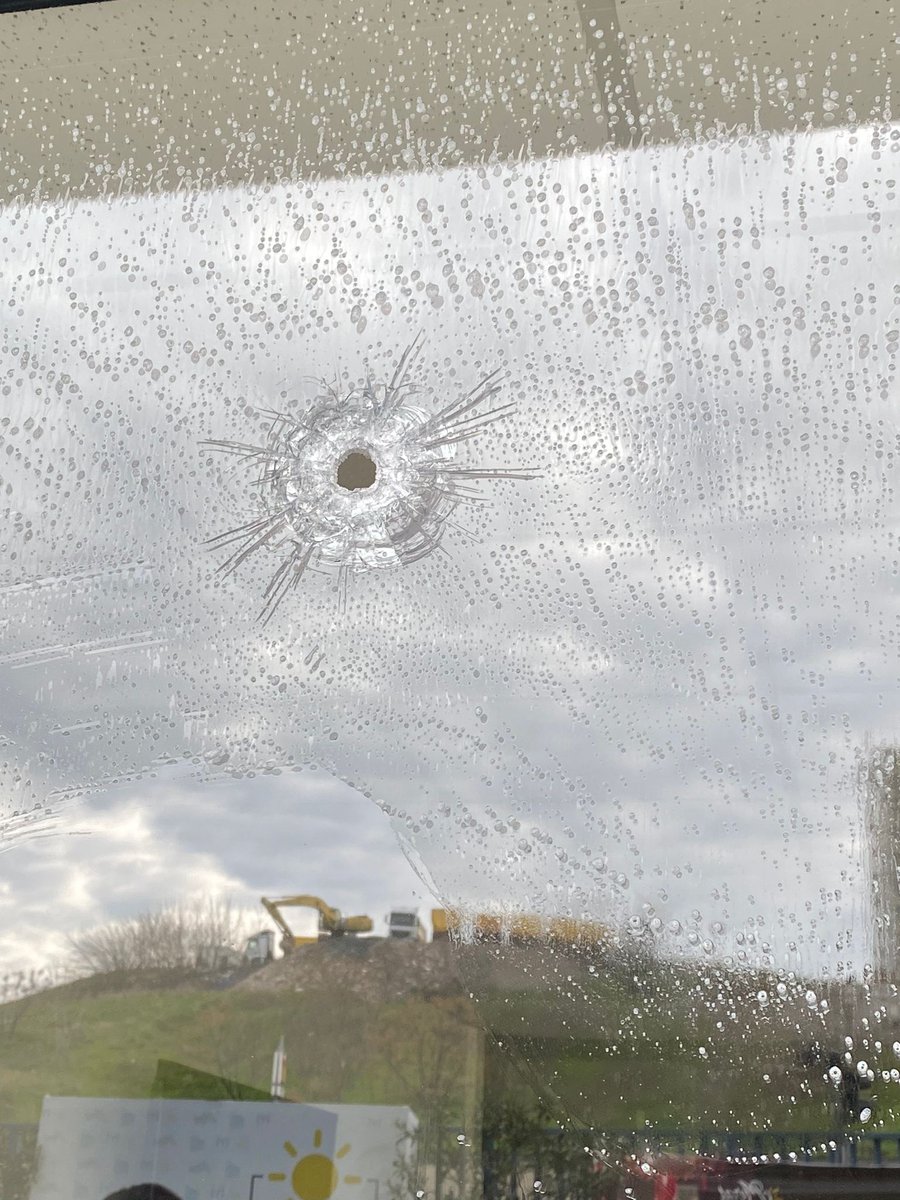 malikulat's tweet image. İYİ Parti İstanbul İl Başkanlığı&apos;na yapılan saldırıyı demokrasiye sıkılmış bir kurşun olarak okumak gerekir.

Devletin ilgili birimlerinden beklentimiz    tetik çeken tetikcilerin elini değil bu işin ardındaki hain aklı ortaya çıkarmasıdır.

Geçmiş olsun @iyiparti 
@meral_aksener