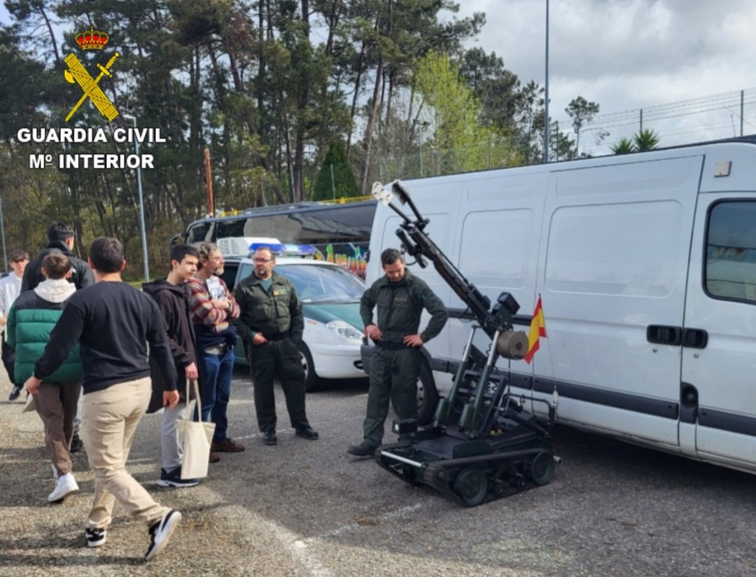 guardiacivilPon's tweet photo. Te esperamos en #SomosMos.
Dirigida al futuro formativo y profesional de estudiantes.
Ingreso en Guardia Civil.
Pabellón Oscar Pereiro de Mos.
Días 30 y 31 de marzo.
Te esperamos!!👍 https://t.co/qbFLjDboDz