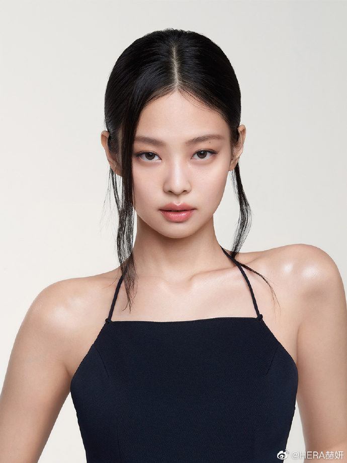 NEWSJENNlE's tweet photo. 📸 230331 #JENNIE for HERA https://t.co/PEAyIwSohw