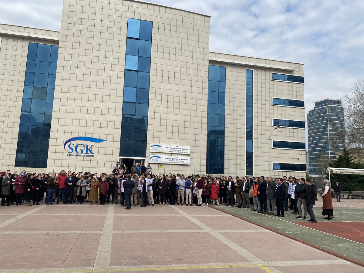 Hasretyrmbs's tweet photo. Yaşasın onurlu mücadelemiz #SGKisbirakiyor https://t.co/CnrWLUyJZ4