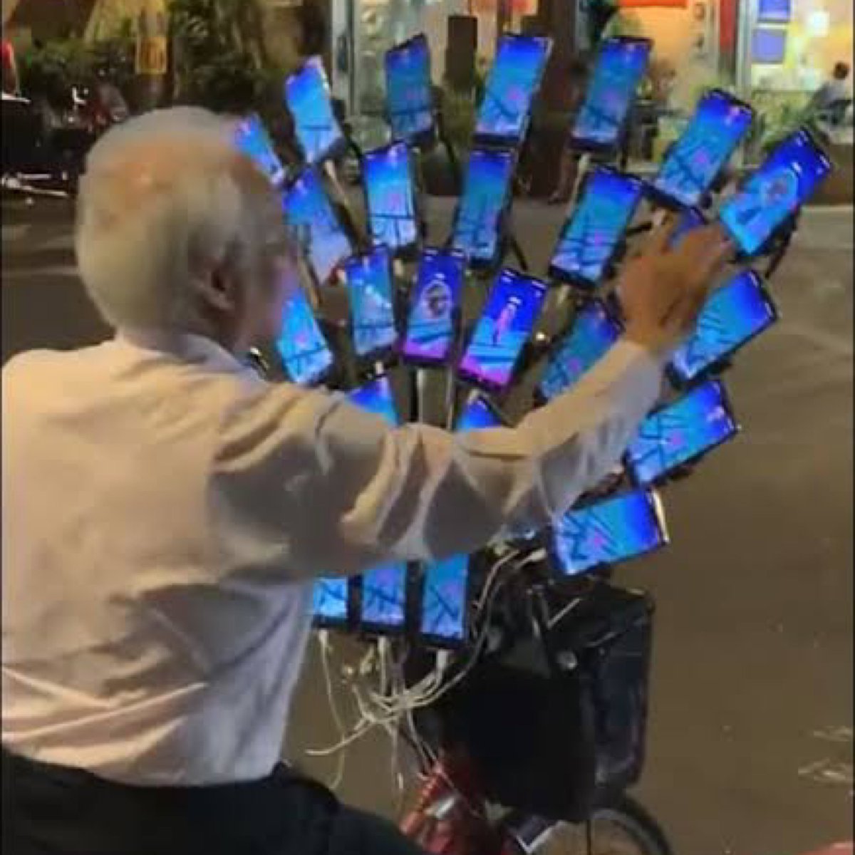 Social_Samosa's tweet photo. Visual representation of a Social Media Manager managing multiple accounts! https://t.co/XOokxzDKdV