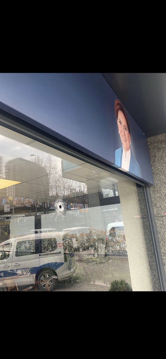 sevilayyaziyor's tweet image. İyi Parti İstanbul İl Başkanlığı’na yapılan saldırıyı şiddetle kınıyorum!

Kim ya da kimler bu alçaklığı yaptı ise derhal bulunmalı ve hesabı sorulmalı!

Ayrıca bunu yapanların niyetinin halkı kışkırtmak olduğu belli. Aman gaza gelmeyelim. Büyük geçmiş olsun Sayın @meral_aksener