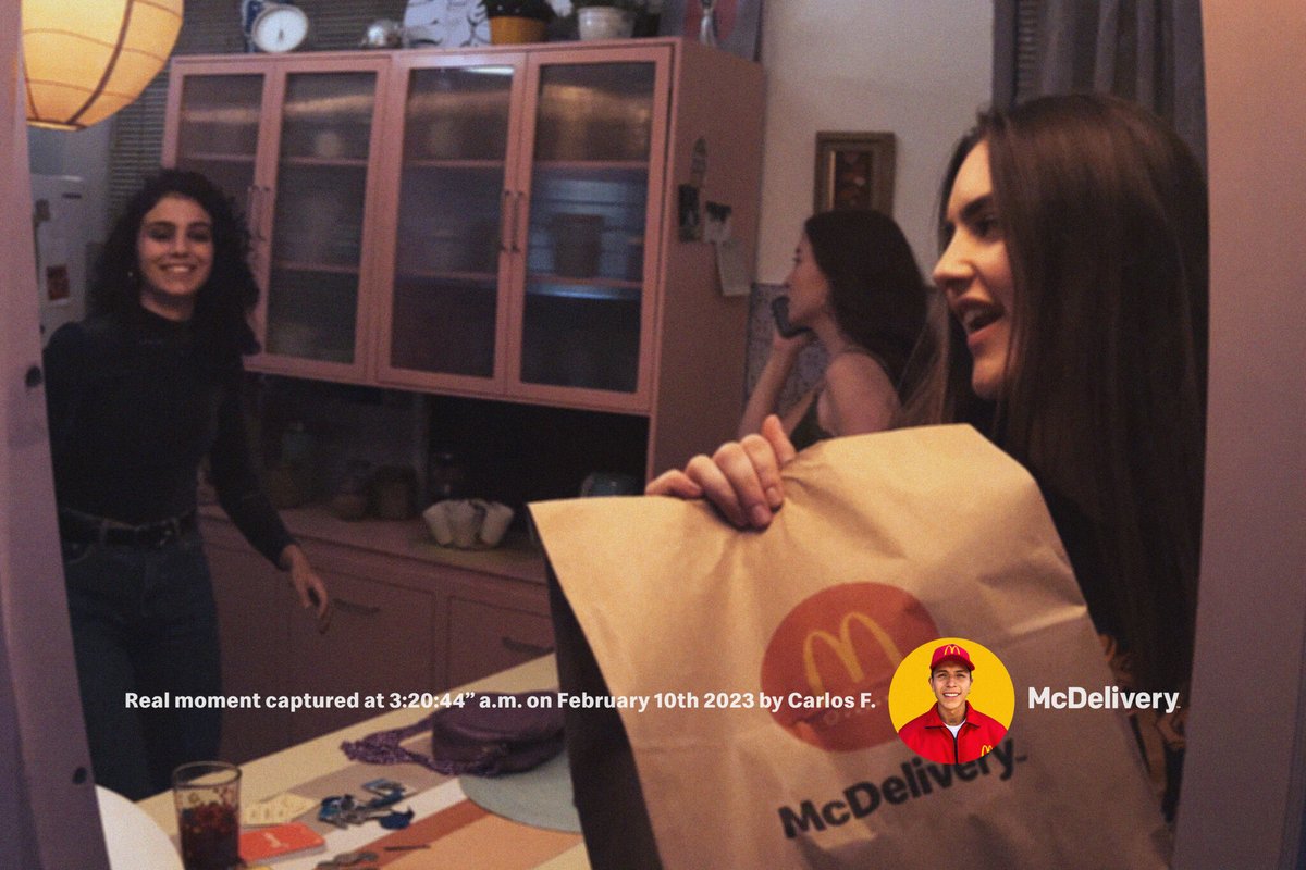 KMartenon's tweet photo. McDo sort sa 1ère campagne... faite par ses livreurs.

L'idée ? Installer des caméras sur leurs casquettes pour immortaliser la réaction des clients au moment où ils ouvrent leurs portes pour récupérer leurs commandes. Des clichés pris sur le vif et donc forcément + authentiques. https://t.co/mRoB5MSQNA
