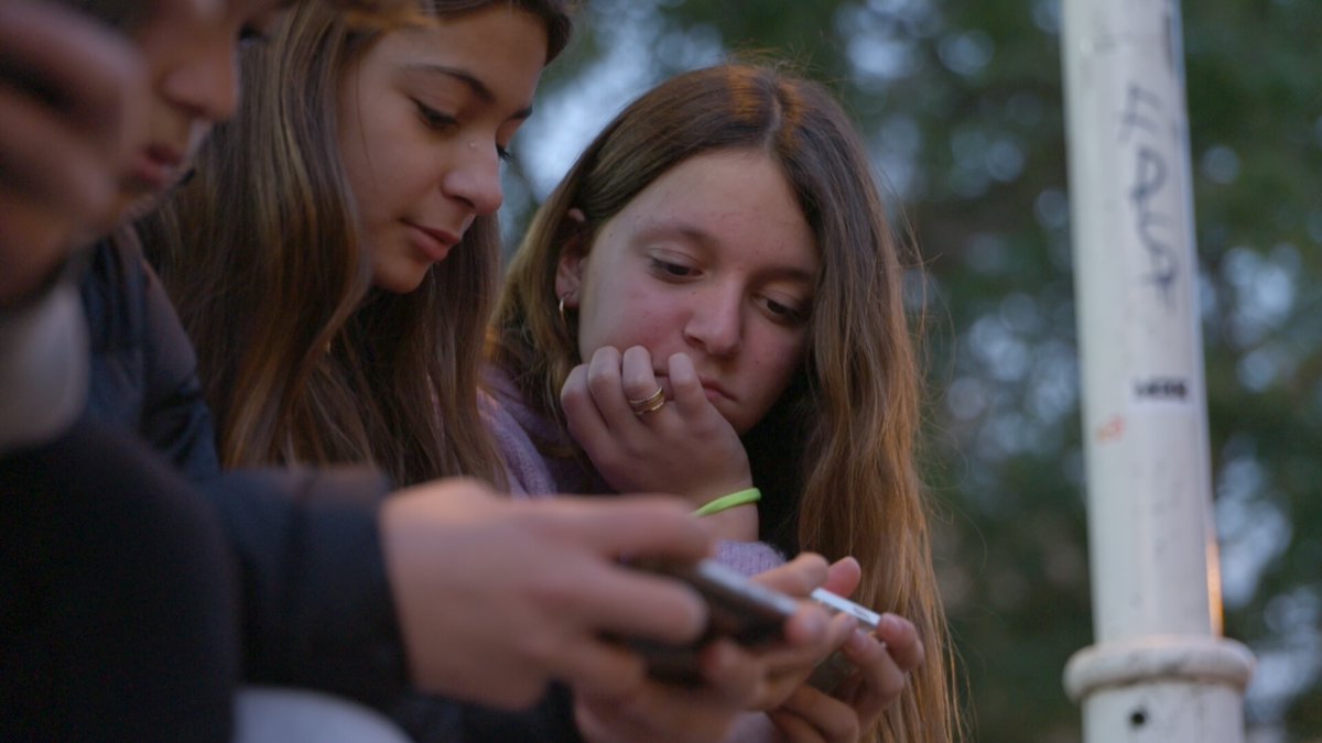 30minuts's tweet photo. 🗨️"Els ofereix un contingut que no té principi ni final. No és com un llibre. No s'acaba mai. No pots acabar Twitter, no pots acabar Instagram, no pots acabar Tik Tok", Marta Peirano, @minipetite 

📲#LaGranDistraccióTV3
🔗https://t.co/LmbOymOG0B https://t.co/fzec58IMnb