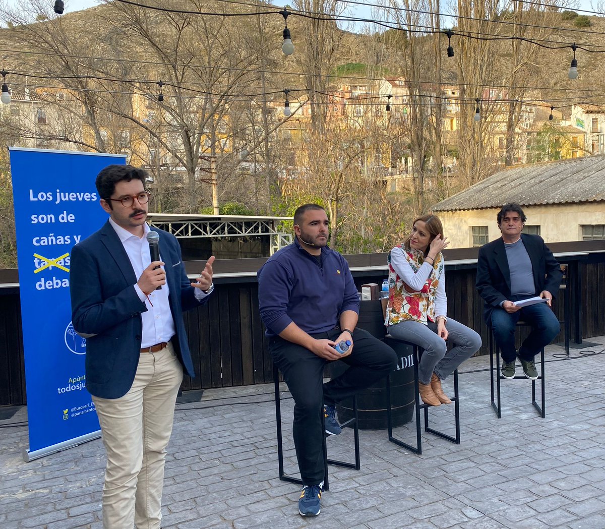 🧳La falta de oportunidades en las zonas rurales para los más jóvenes fue el tema principal de la #TerrazaEuropa que organizamos ayer en Cuenca junto a los voluntarios de @JEFSpain. 🙌Gracias a la eurodiputada @crismaestre, a @AgricultorCast, y al moderador, @pacoaunonmuelas.