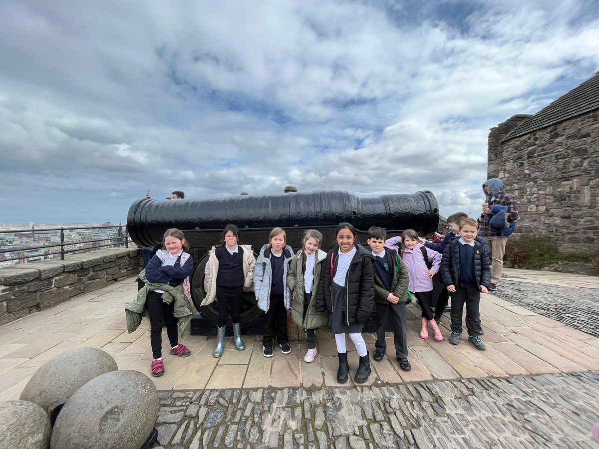 carmondean_ps's tweet photo. 🏰P3 had a magnificent day at Edinburgh Castle and the sun was shining for it! We explored the prisons, watched the excitement of the 1 o'clock gun, saw Mons Meg and visited the oldest part of the castle  St Margaret's Chapel, built in 1130! @MissRaffertyCPS  @MissSmithCPS https://t.co/MfEGPm49xl