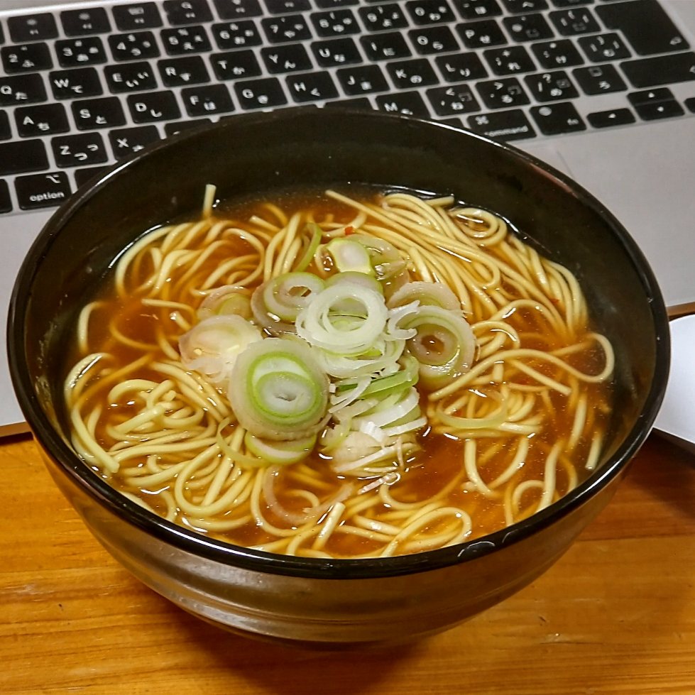 忙しい自宅作業のお昼は “かけラーメン” 薬味のネギだけパラッとのせてサッサと啜って仕事に戻る。 ご馳走様でした。