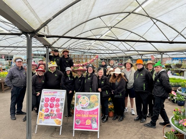 charlie_all's tweet photo. Great to see everyone @AltonGC getting involved with not only our @braintumourrsch #WearAHatDay today, but also selling our freshly launched #RoseforHope
#braintumourresearch #BrainTumourAwarenessMonth #Roses #Flowers #gardencentres #Essex https://t.co/18GmT67z1O