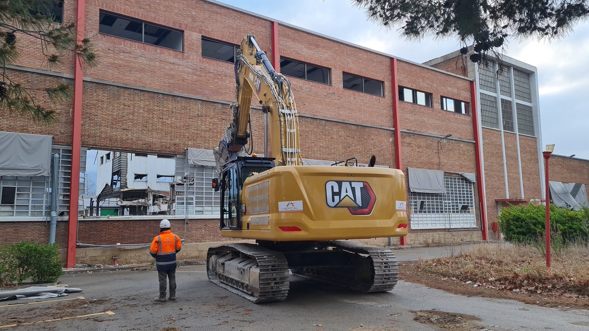 AjRipollet's tweet photo. Aquesta setmana s’ha iniciat l’enderroc de la façana principal de l’emblemàtic edifici central de #Sintermetal, ubicat en un terreny de prop de 25.000 m2, on hi havia diferents edificacions, amb una superfície total de 16.279 m2. L'enderroc finalitzarà en un mes. https://t.co/1RGjstC8UM