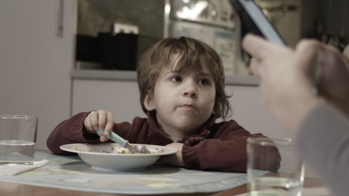 🗨️"Quins estímuls haurien de rebre els nens? Ha de ser el món real. El fang, l’aigua, enfilar-se als arbres i fer tot aquest tipus de coses. I fent servir el cervell, les connexions entre les neurones canvien a nivell sinàptic, i d’això en diem 'aprenentatge' #LaGranDistraccióTV3