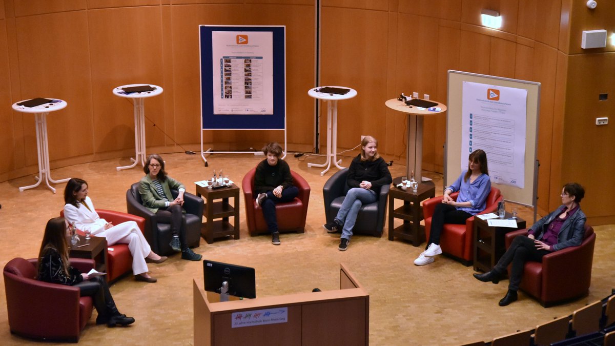 Weiter geht es mit einer #Podiumsdiskussion um #MädchenTechnikVideos – u.a. mit Schülerinnen aus dem Projekt, Gesche Neusel, Kerstin Helmerdig (<a href="/zdiNRW/">zdi.NRW</a>), @TechlikeVera und <a href="/SusanneKeil/">Susanne Keil</a>.