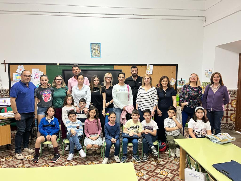 ciamariapuente's tweet photo. Los alumn@s de @talkingacademy finalizan las clases antes de #SemanaSanta mostrando a su #familia todo lo aprendido con las #clasesabiertas #idioma #familyschool
#learningbyplaying #Abrighterfuturebeginstoday @ciamariapuente https://t.co/YgD88LYe7R