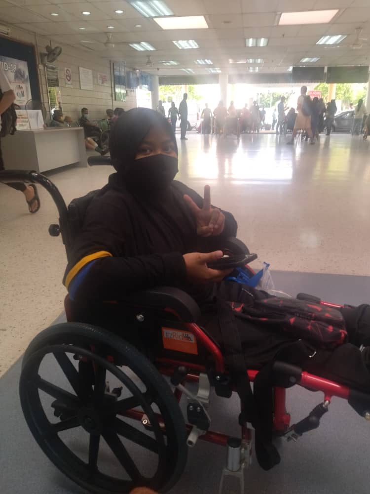 MarhaenMy's tweet photo. Nama penyakit 'Caudal Regression Syndrome'.

- Kecacatan tulang punggung sejak lahir
- Lutut tak boleh membengkok
- Tapak kaki membengkok ke dalam
- Kena pakai tiub kat saluran kencing
- Seumur hidup pakai lampin

Pergerakan terbatas tak macam orang lain. Bantu RT guys. https://t.co/02JBkx5HtW