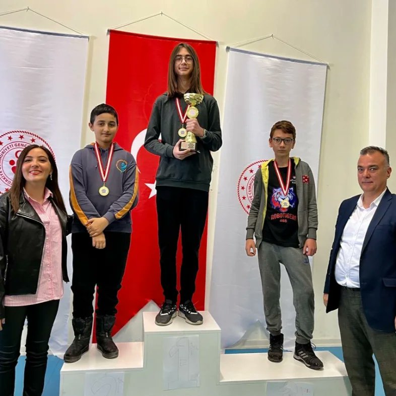 Okulumuz öğretmenlerinden Melda Kıyıcı danışmanlığında öğrencilerimiz Furkan Adsız Akıl ve Zeka Oyunları İlçe Turnuvasında Kulami oyununda 2. ; Mert Tekin Reversi oyununda 3. olmuştur. Öğretmenimizi ve öğrencilerimizi tebrik ediyoruz.