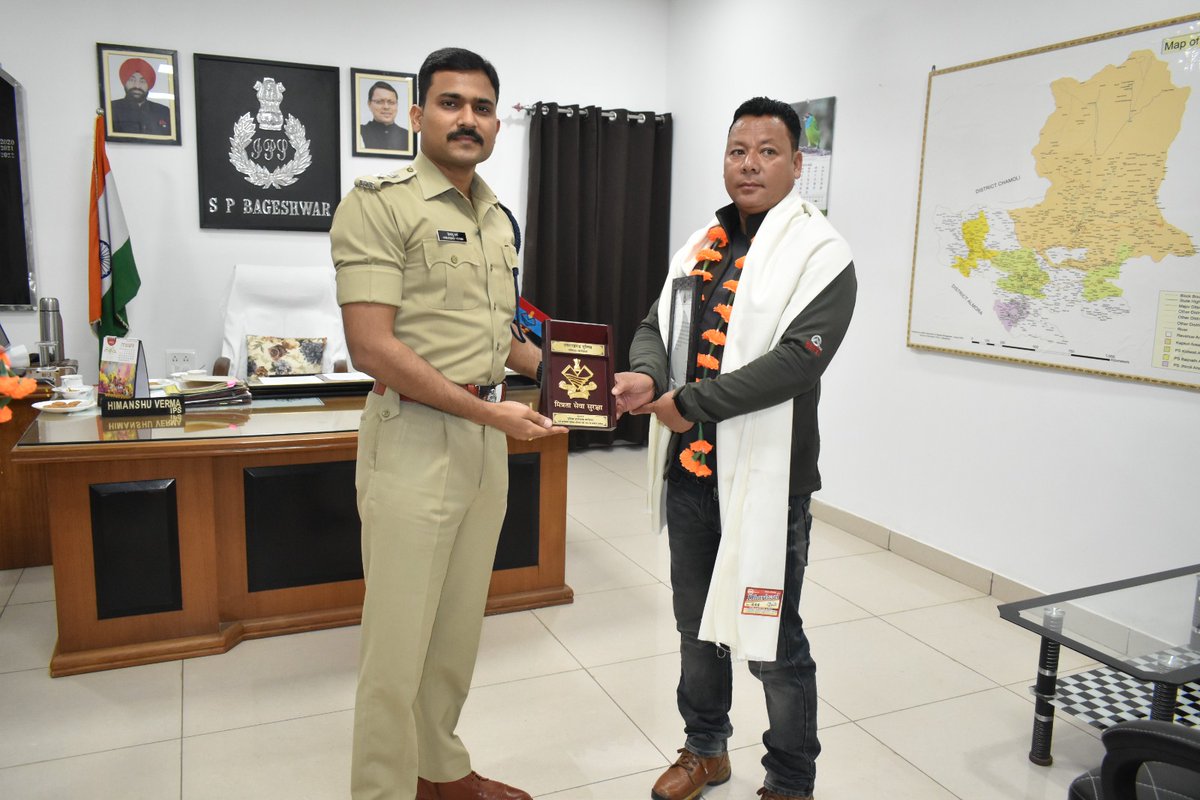 PoliceBageshwar's tweet photo. आरक्षी ईश्वर सिंह रावत, को ऐच्छिक सेवानिवृत्त होने पर पुलिस परिवार द्वारा उज्जवल भविष्य की शुभकामनाओं के साथ दी गई भावभीनी विदाई। 
https://t.co/37Gcj53tr0
#awareness #kumaunrang #bageshwarpolice #humanity #UttarakhandPolice https://t.co/k8plUT6CB9