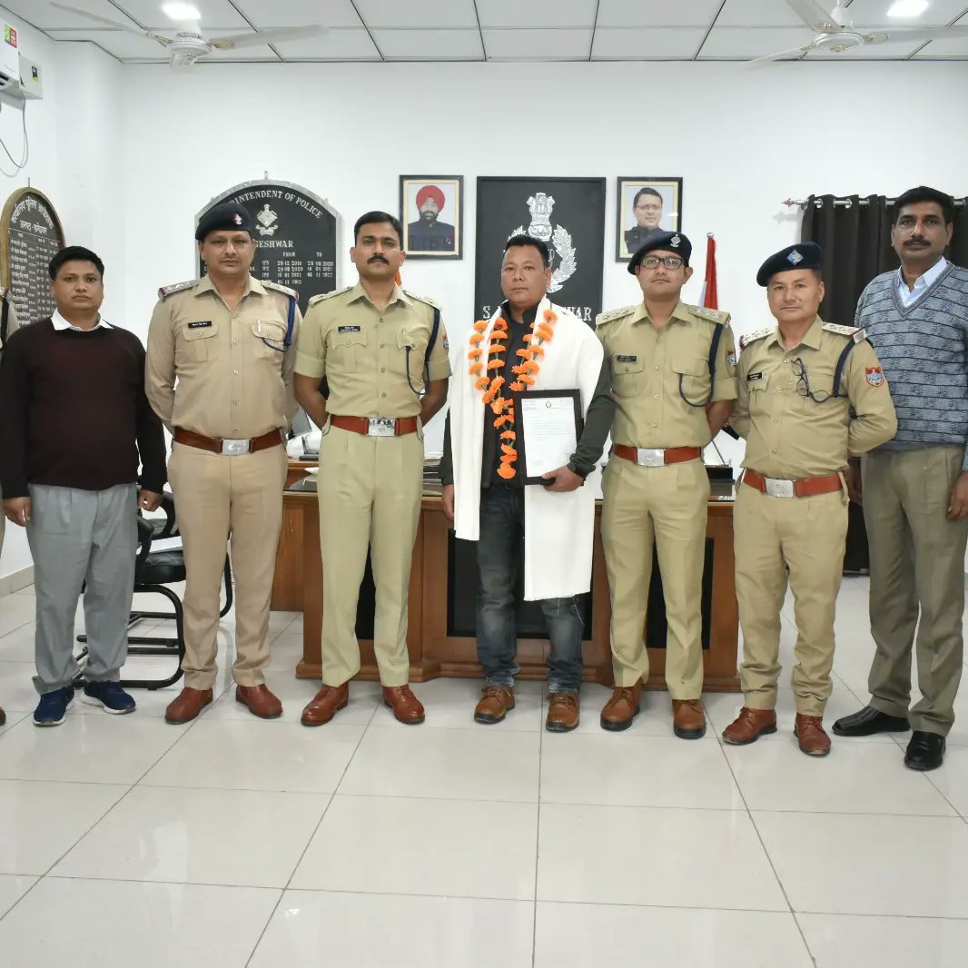 PoliceBageshwar's tweet photo. आरक्षी ईश्वर सिंह रावत, को ऐच्छिक सेवानिवृत्त होने पर पुलिस परिवार द्वारा उज्जवल भविष्य की शुभकामनाओं के साथ दी गई भावभीनी विदाई। 
https://t.co/37Gcj53tr0
#awareness #kumaunrang #bageshwarpolice #humanity #UttarakhandPolice https://t.co/k8plUT6CB9