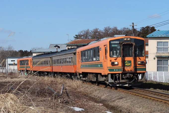 この前の津軽鉄道のストーブ列車。冬場は1日3往復あるのだが、この時は3往復ともDCの付き方が違っていた。4連組むのにDC+PCPC+DCだったりDCDC+PCPCだったり、どういう基準で組み換えてるんだろう 