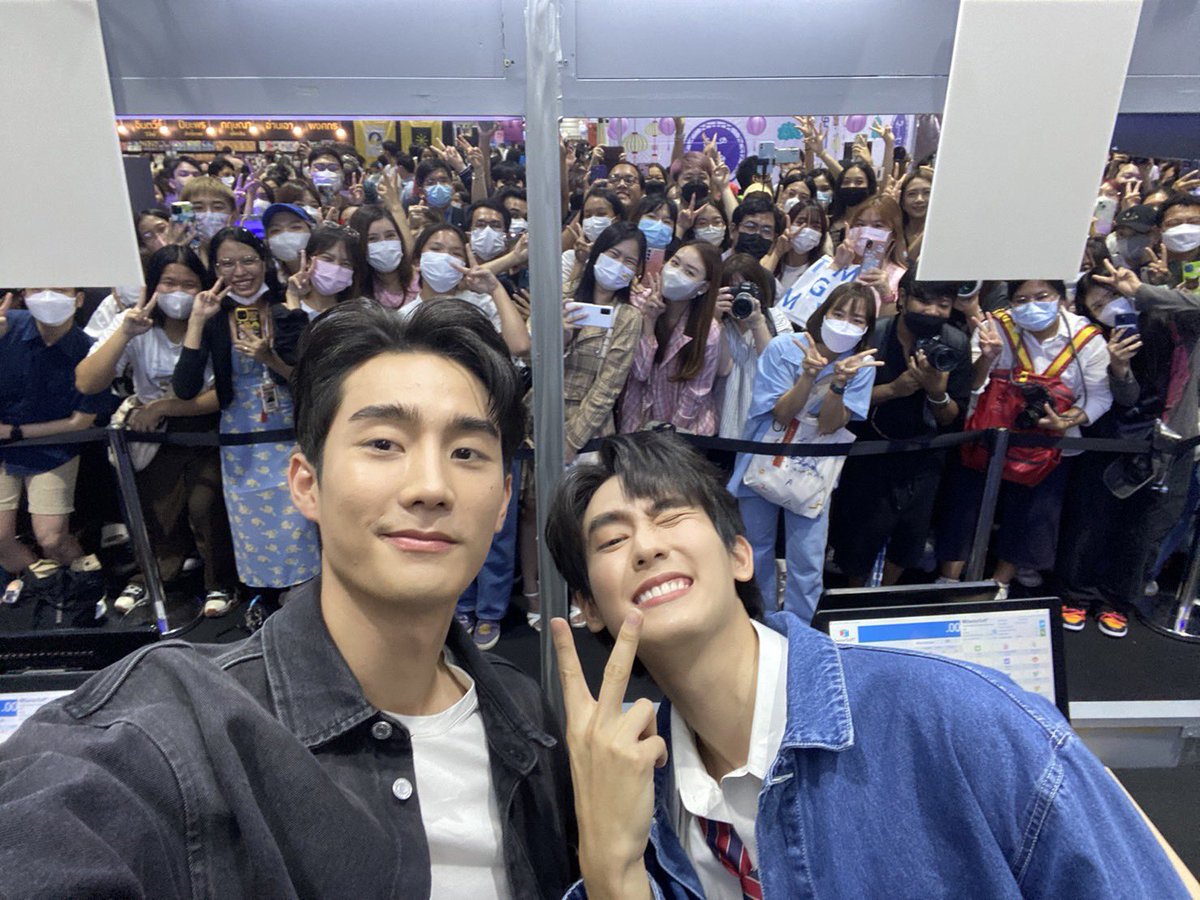 GmmtvShop's tweet photo. นำภาพบรรยากาศความน่ารักของ "ฟอส-บุ๊ค" ที่บูธ GMMTV OFFICIAL MERCHANDISE (Q14) ในงานสัปดาห์หนังสือแห่งชาติ ครั้งที่ 51 และสัปดาห์หนังสือนานาชาติ ครั้งที่ 21 มาฝากจ้า📚

@fforcejs @kasibook 
#BookfluencerxForceBook
#BookfluencerxGMMTV
#GMMTV https://t.co/8xv4XeuZmc