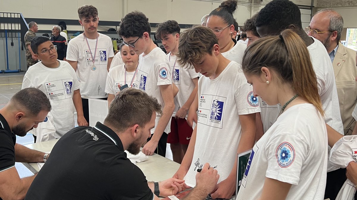 SectionPaloise's tweet photo. 📅🏃‍♂️ 13 équipes de collégiens et lycéens se sont retrouvées pour participer au 𝟏𝟐𝐞 𝐫𝐚𝐥𝐥𝐲𝐞 𝐜𝐢𝐭𝐨𝐲𝐞𝐧 𝐝𝐮 𝐁𝐞́𝐚𝐫𝐧. 

🟢⚪️ Le @FDD_Section était présent pour récompenser l’équipe gagnante par le biais de nos joueurs.

👉 Plus d’infos : https://t.co/aUb4mlvcnC https://t.co/2QigEIjGnv