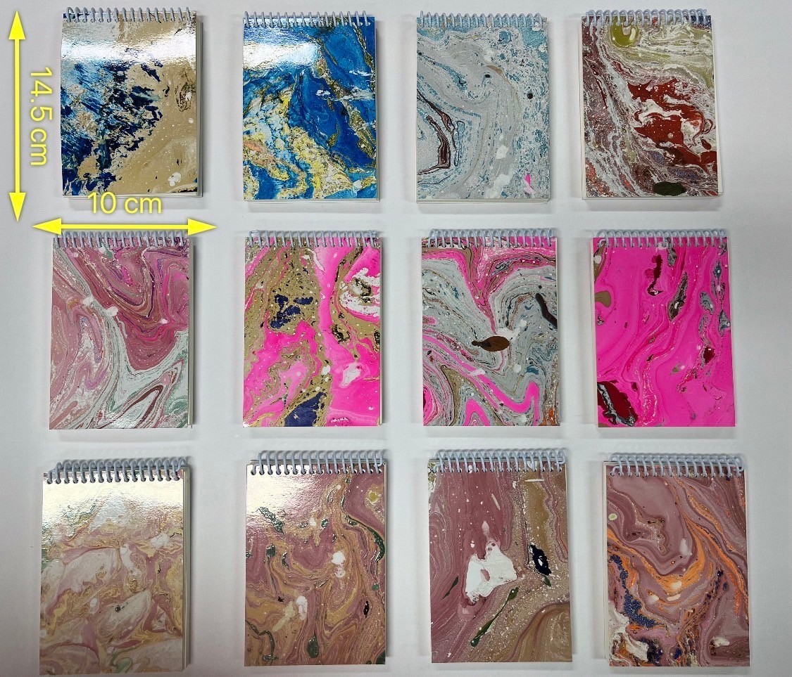 #งานหนังสือ66 #สมุดโน๊ตขีดละ10 #สมุดสีลอยน้ำ สมุดสีลอยน้ำ ลายไม่ซ้ำใคร มาตำกันได้เลยจ้า  บูธ K15  
ขนาด A6  เข้าเล่มสันเกลียว เปิดด้านบน  50 บาท
ขนาด A5  เข้าเล่มออตาบายด์ 100 บาท