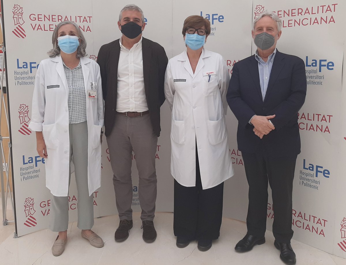 La jefa de nuestro servicio de #MedicinaFísicayRehabilitación con <a href="/eva_salvomarco/">Eva Salvo Marco</a> Enrique Soler de <a href="/GVAsanitat/">GVA Sanitat</a> y <a href="/emilianoVLC/">Emiliano García</a> de <a href="/SalutVlc/">Sanidad Consumo y Bienestar Animal Valencia</a> #SVMEFR23 a quienes ha agradecido su participación en esta 32ª reunión lafe.san.gva.es/documents/18/4…