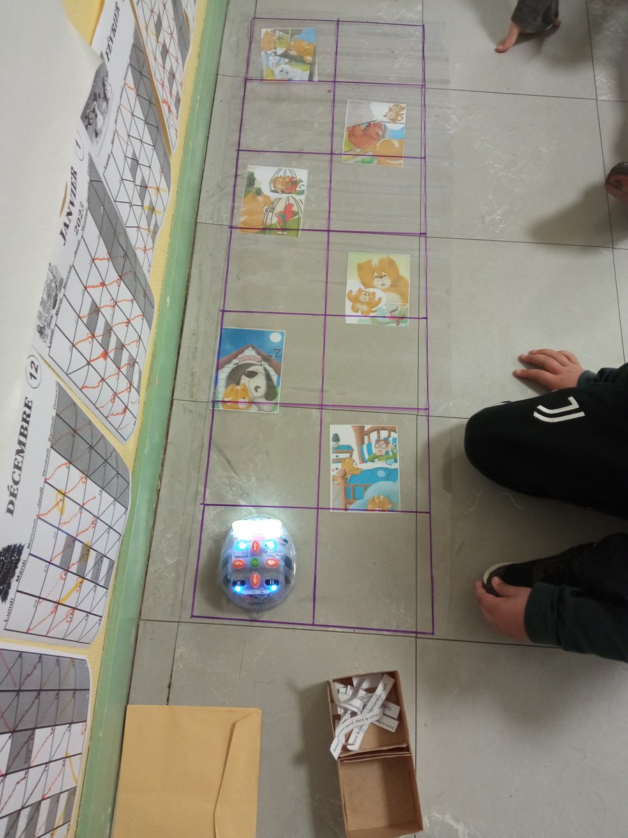 Il faut piocher une phrase, la lire et après on programme le déplacement de la bluebot <a href="/Easytis/">Easytis</a> pour aller sur la bonne case. On adore!