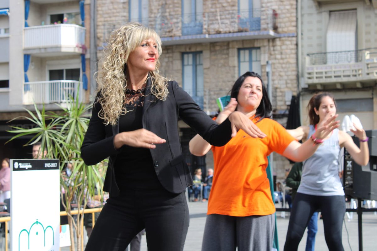 MaryLopez_Tgna's tweet photo. 😍Inaugurem el Mes de la Salut amb una magnífica classe de zumba. És un goig veure la plaça del Mercat plena d'usuaris de la Gent #Gran Activa. Vull donar l'enhorabona a les 24 entitats que col·laboren amb aquest programa. Apostem pel benestar físic i emocional dels tarragonins! https://t.co/qKEwzusK0c