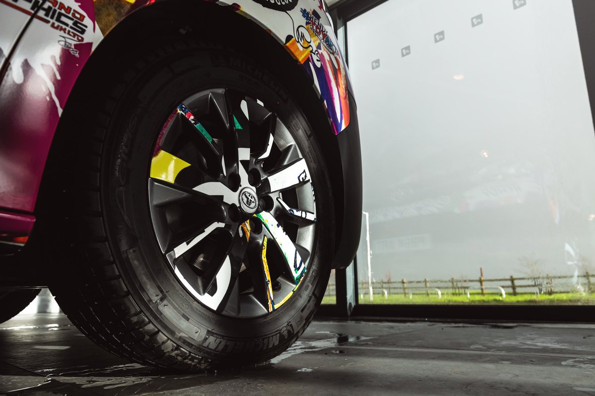 Popbangcolour's tweet image. The #ToyARTa @HendyGroup ProAce always adding a splash of colour to a grey rainy day 🚐🎨☔️

Photos by @NWVT on location @paddlup 📸

#Popbangcolour #NWVT #paddlup