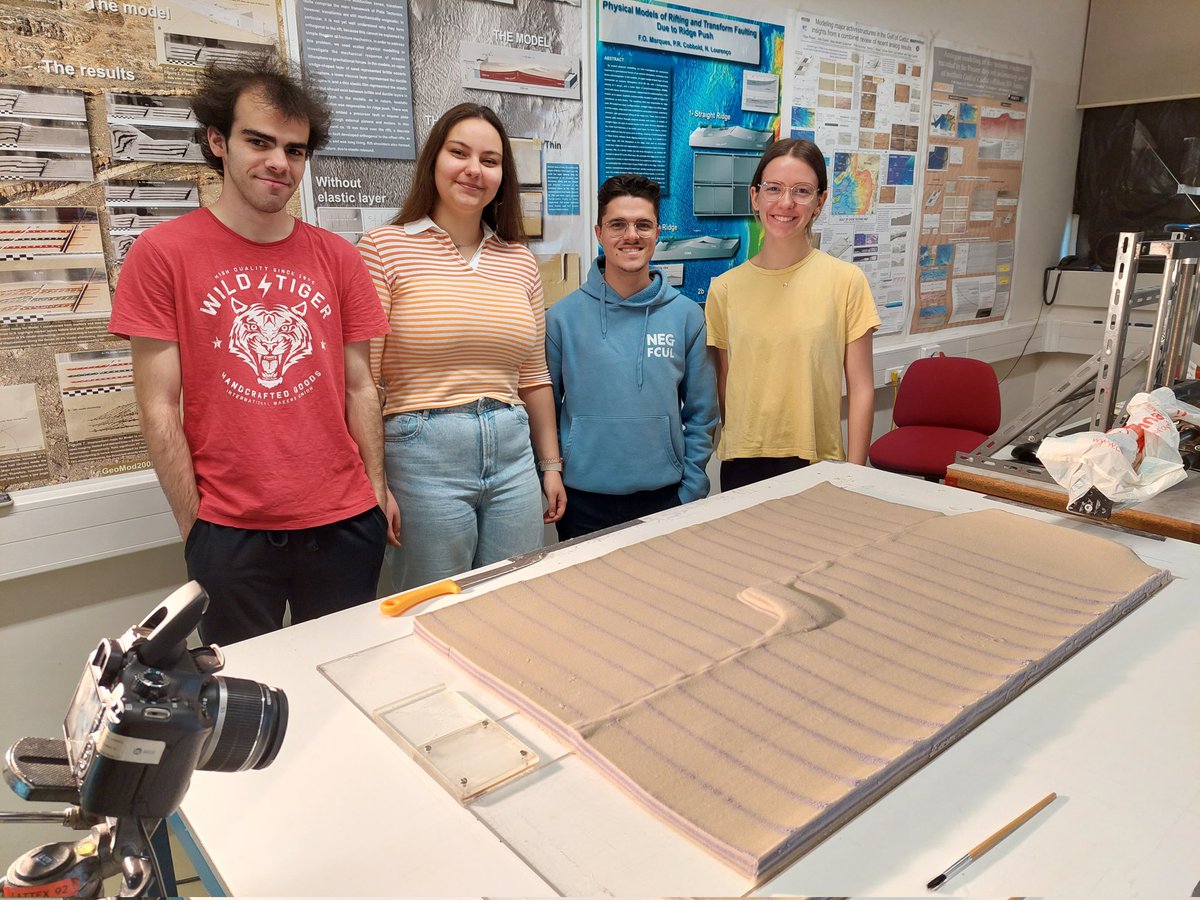 JoaoCDuarte's tweet photo. Our fantastic fantastic students (David Barata, Madalena Correia, Miguel João e Telma Godinho) have done a great job! Well done! #geology #experimentaltectonics https://t.co/ugpLgZgLwT