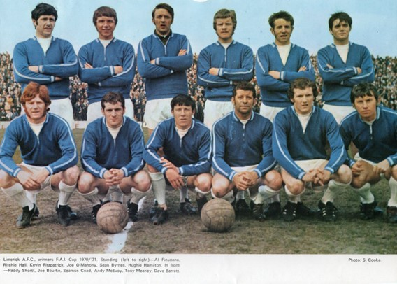 eireguide's tweet photo. A classic League of Ireland side, Limerick FC who won the FAI Cup final in 1971 (v Drogheda Utd). Look at the crowd, look at the pitch, look at Andy McEvoy in the middle! 💙 #limerickfc https://t.co/thf0rTEPlf