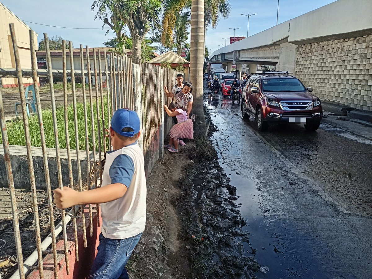 dailyguardianph's tweet image. 'GIVE BACK PEDESTRIAN SPACES'

LOOK: A photo of pedestrians clinging to a fence while walking on a steep slope along the road under the Ungka Flyover in Pavia, Iloilo is gaining buzz on social media. | @seanrafio 📷 Tara Yap/Facebook