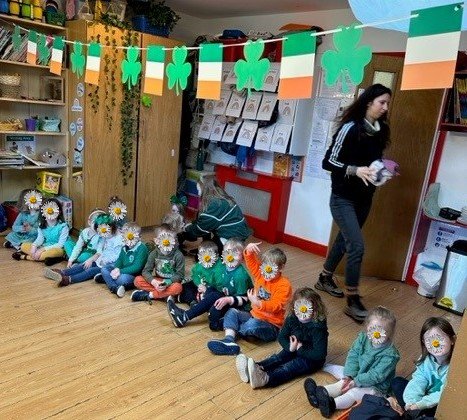 daisychaindub's tweet photo. ๐๐ญ๐๐ฉ๐๐ฌ๐ข๐๐ ๐๐๐ง๐ญ๐ซ๐: In advance of St Patrick's Day, many of the parents of the Montessori children dropped in to help make decorations for last weekend. Such fun #stpatricksdaydecor #daisychaincare #childcaredublin #daisychaindub #montessoriactivity #stepaside https://t.co/4oCRL20xXF