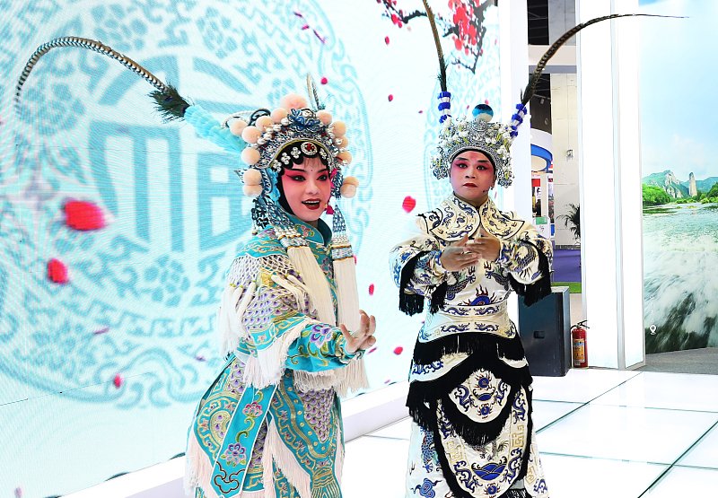 shoppinginCN1's tweet photo. 🤩#Yiwu, in #Zhejiang, is hosting the Cultural and Tourism Products Trade Fair, showcasing #digitaltrade and Chinese fashion goods, and offering visitors unique experiences through cutting-edge technologies like 3D, #AR, and #VR. @izhejiang @CharmingYiwu #smallcommodities https://t.co/bKV4cpnadA