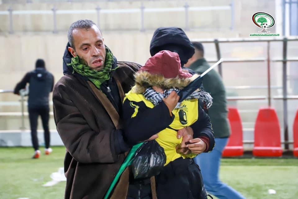 inilahdotcom's tweet photo. 🚨⚽️🇵🇸Pertandingan final Piala Liga Palestina ‘dibubarkan’ tembakan gas air mata yang diduga dilakukan oleh tentara Israel, Kamis (30/3/2023) malam WIB.

Laga yang mempertemukan Jabal Al Mukaber Vs Balata FC di Stadion Faisal Al Husseini, Palestina itu, langsung bubar begitu gas air mata mendarat ke tengah lapangan.

📸Palestinian Fotball Assocoation (PFA)