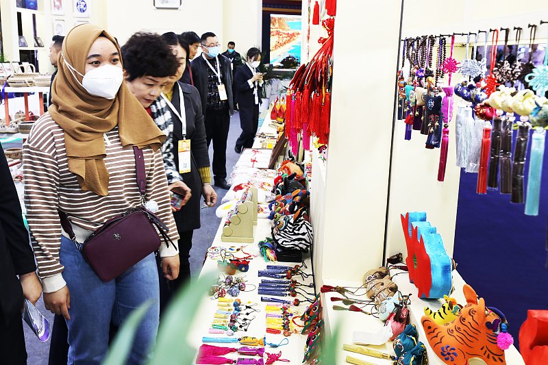 shoppinginCN1's tweet photo. 🤩#Yiwu, in #Zhejiang, is hosting the Cultural and Tourism Products Trade Fair, showcasing #digitaltrade and Chinese fashion goods, and offering visitors unique experiences through cutting-edge technologies like 3D, #AR, and #VR. @izhejiang @CharmingYiwu #smallcommodities https://t.co/bKV4cpnadA