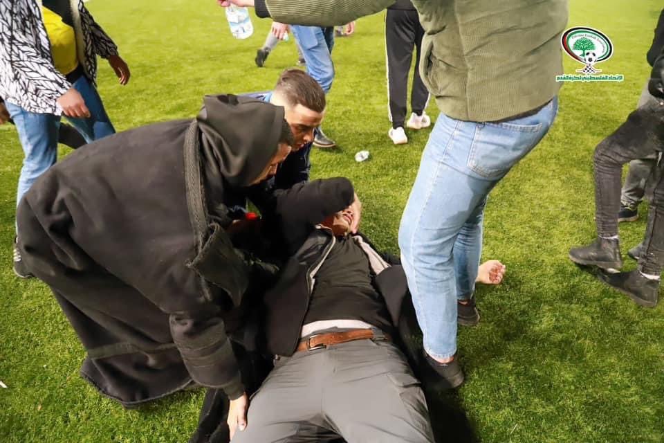 inilahdotcom's tweet photo. 🚨⚽️🇵🇸Pertandingan final Piala Liga Palestina ‘dibubarkan’ tembakan gas air mata yang diduga dilakukan oleh tentara Israel, Kamis (30/3/2023) malam WIB.

Laga yang mempertemukan Jabal Al Mukaber Vs Balata FC di Stadion Faisal Al Husseini, Palestina itu, langsung bubar begitu gas air mata mendarat ke tengah lapangan.

📸Palestinian Fotball Assocoation (PFA)