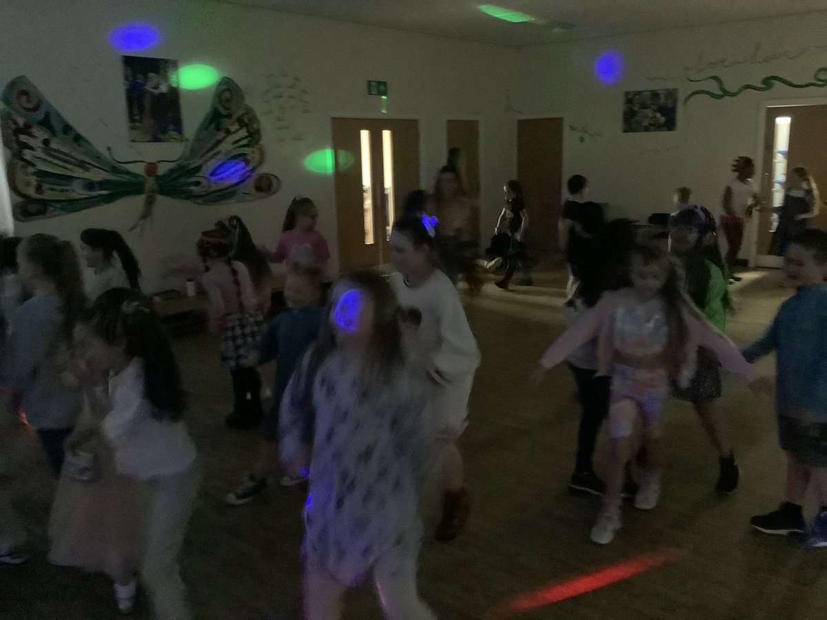 teresaoflisieux's tweet photo. Year 3 taking the moves to the next level and thatβs not just the children! πΊππ€©ππ©βπ #nicemoves #funfunfun #friends https://t.co/SYQMdItZkc