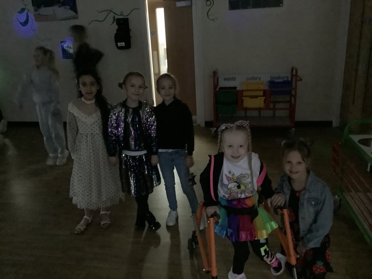 teresaoflisieux's tweet photo. Year 3 taking the moves to the next level and thatβs not just the children! πΊππ€©ππ©βπ #nicemoves #funfunfun #friends https://t.co/SYQMdItZkc