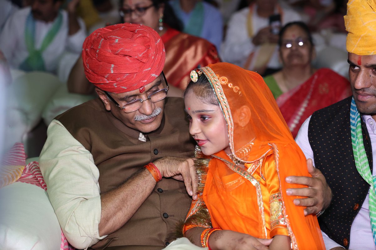gssjodhpur's tweet photo. कल दिल्ली में राजस्थान मित्र मंडल द्वारा आयोजित राजस्थान स्थापना दिवस समारोह में भागीदारी कर हार्दिक प्रसन्नता हुई। अपने लोगों के बीच अपनी माटी की बात की मिठास ख़ास होती है।

#RajasthanDiwas https://t.co/6TNJYc7Ixv