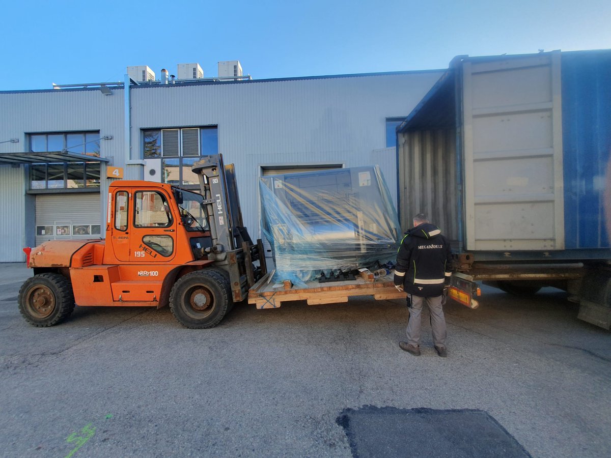 DPM_UK's tweet image. Happy Friday ! Dismantled, packed, wrapped and LOADED! This beautiful stock 2015 XL106-10P with LE-UV on it's way to our end user client in South Korea !! #dpm #usedheidelberg #usedequipmentspeciliasts